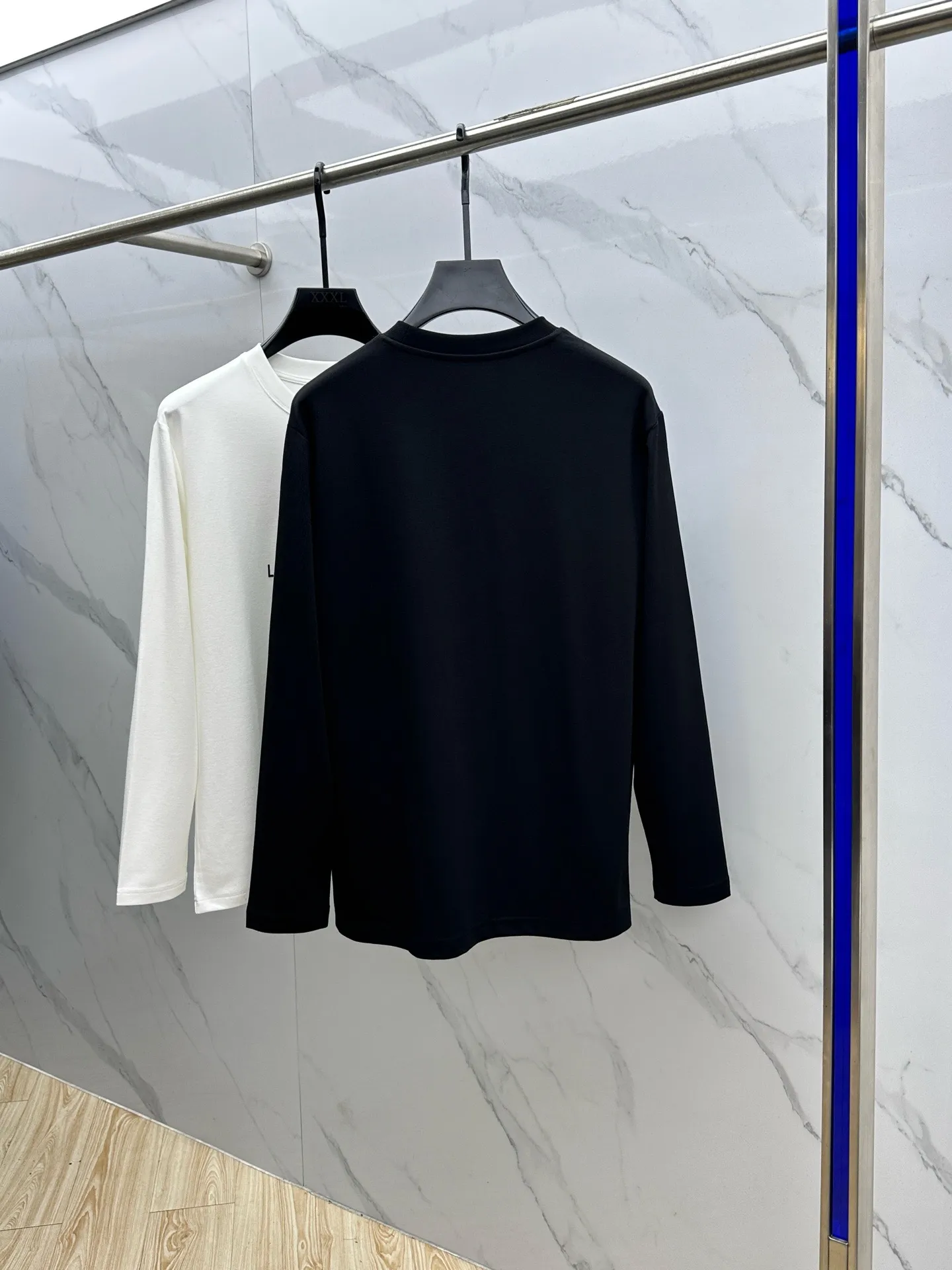 P190 Stonebird 2025 autumn and winter counter new fashion casual bottoming shirt long-sleeved T-shirt, fabric 280 grams Selected imported high-density double yarn 100% cotton fabric, made with exquisite original logo, excellent in comfort and breathability, soft, wrinkle-resistant, elastic and drapey. It is very handsome whether worn alone or as an inner layer. It is in line with men's practical dressing habits and pursues luxury, noble and elegant style, creating extraordinary men's taste. The visual effect is very good, the grade is very high, simple and fashionable, a must-have choice for leisure and business! Size: M-3XL